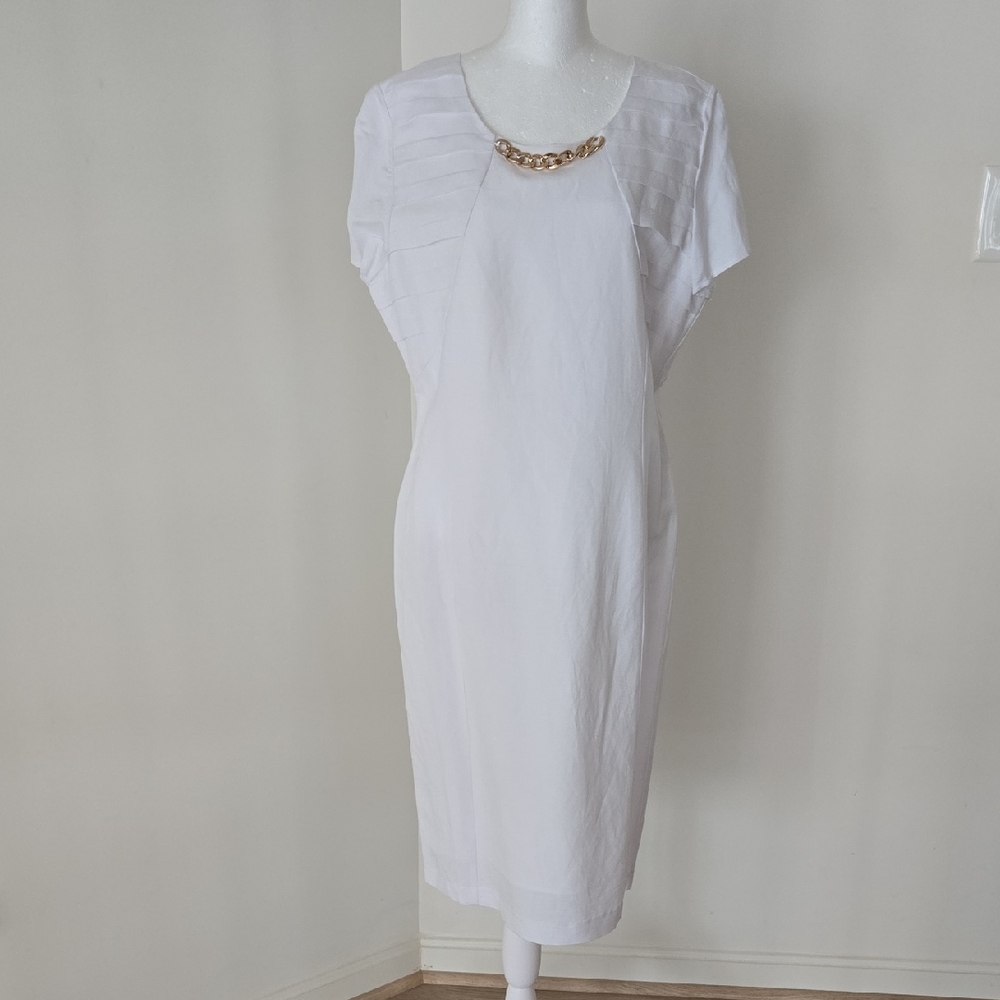 Minimalist White Midi Dress with Gold Chain Accent